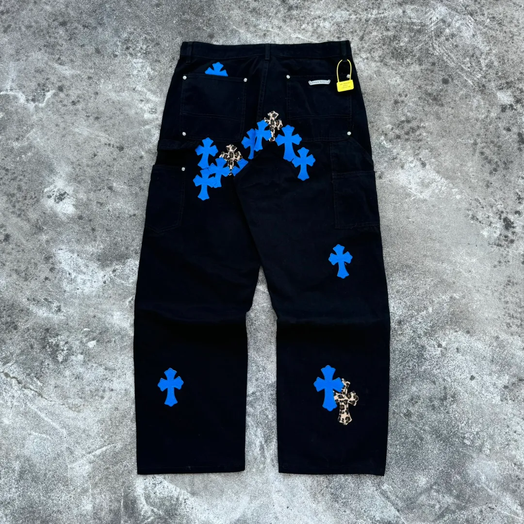 P290 model number: H653 chrome hearts Top Cow King F&F Limited to friends and family 1of1 Carhartt base version Jeans Three-dimensional version Loose and comfortable, not picky about body shape Look taller and slimmer Factory Seiko Original quality control Same style for men and women Can be matched with couples Versatile recommendation Must-have jeans for all seasons Hipsters have been disappointed From the quality selection of fabrics, the tailoring of details, and the matching of patterns are impeccable! The upper body is so handsome when worn...it can be easily worn by men, women and children! The craftsmanship is made of heavy-duty washed pure cotton denim fabric. After washing, it is soft and thick and looks very stylish when worn. Size: 28, 30, 32, 34, 36 (S-XXL) Color: black